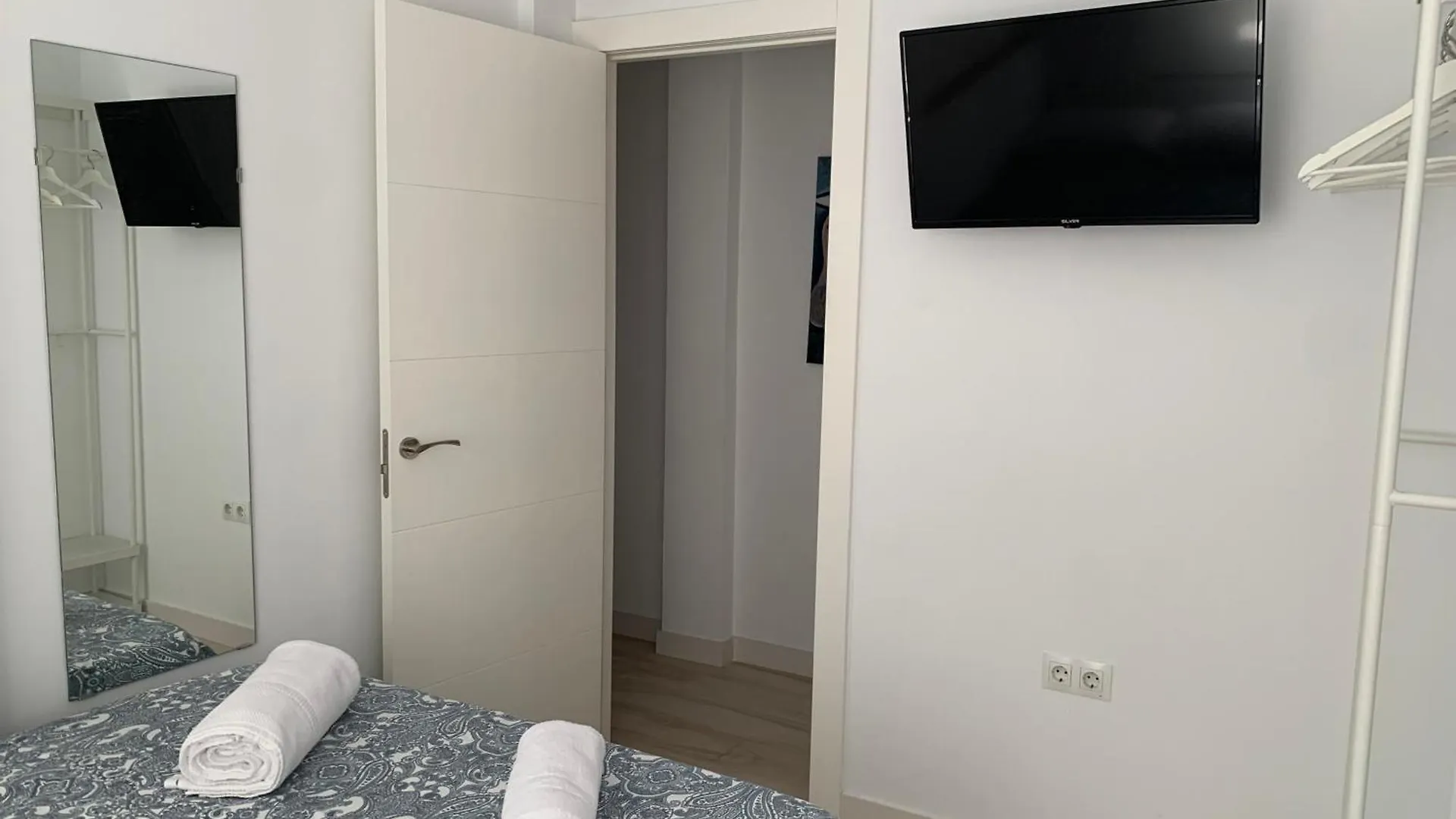 Malaga Cozy Terrace Apartment